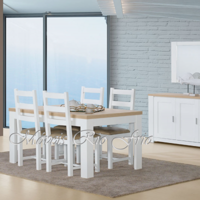 Sala de jantar com conjunto de mesa, cadeiras, aparador e vitrina em madeira branca com tampo natural