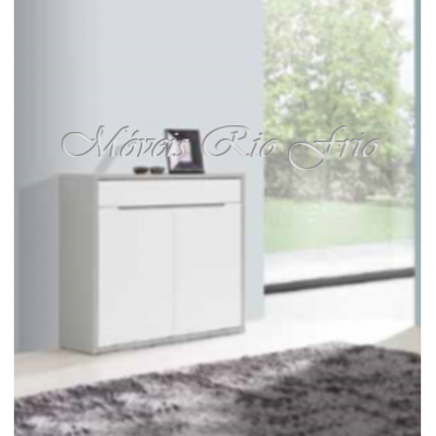 Móvel branco com gaveta e duas portas, tapete cinzento, janela com vista para árvores