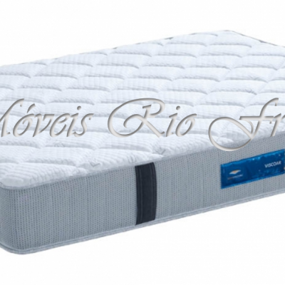 Colchão branco acolchoado com faixas cinza e etiqueta azul em fundo branco