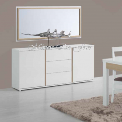 Aparador branco com escultura de peixes, espelho com moldura em madeira clara e parte de mesa de jantar