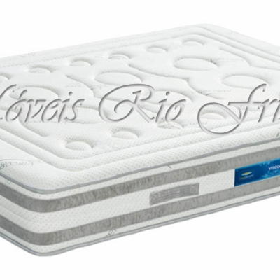 Colchão branco com padrões em relevo e laterais cinza claras com etiqueta azul