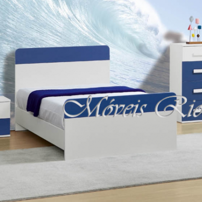 Quarto jovem com mobília branca e azul e decoração com tema de mar e surf