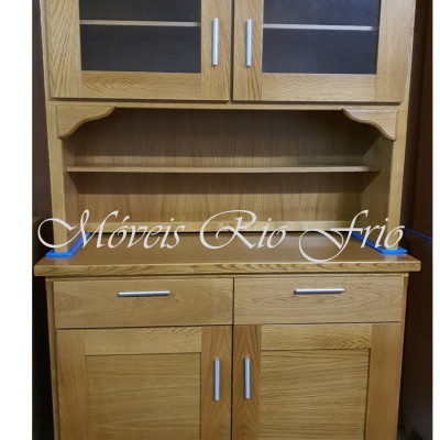 Móvel de madeira castanha clara com vidro escuro e puxadores metálicos