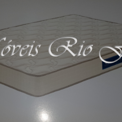 Colchão branco com padrão ondulado e etiqueta azul na lateral