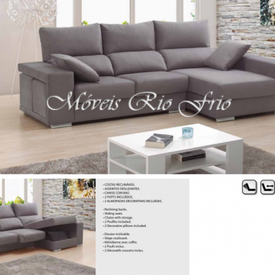 Sofá cinzento chaise longue em sala com mesa branca e parede decorada