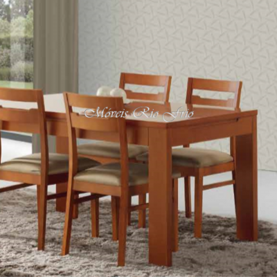 Mesa de jantar em madeira castanha com quatro cadeiras estofadas em bege num ambiente interior com janela e papel de parede