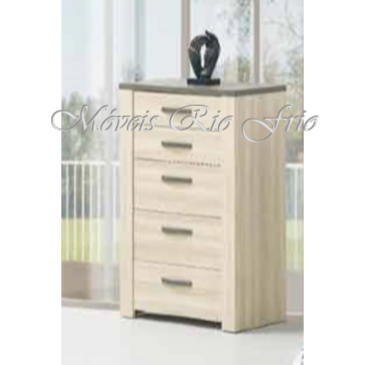 Cômoda de madeira clara com cinco gavetas e puxadores prateados