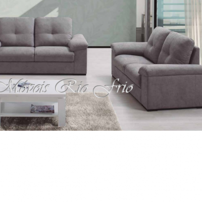 Conjunto de sofás cinzentos em sala de estar moderna com mesa de centro e tapete