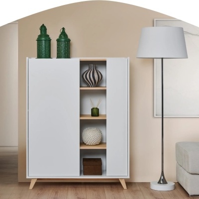Armário branco decorativo com objetos em prateleiras e luminária de pé em sala