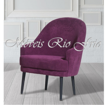 Cadeira roxa estofada com pernas pretas em ambiente interior branco