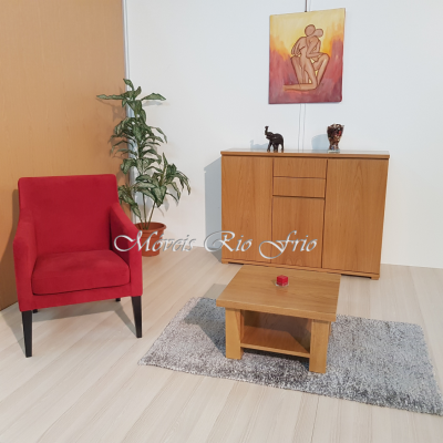 Sala de estar com cadeira vermelha, móvel de madeira clara e quadro abstrato