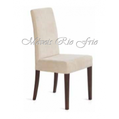 Cadeira de sala estofada bege com pernas de madeira escura