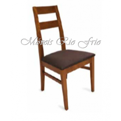 Cadeira de madeira castanha com assento estofado castanho