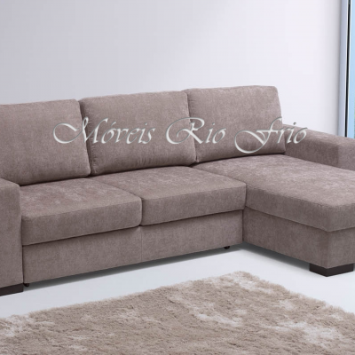 Sofá-cama de canto castanho em sala com tapete bege e janela para jardim