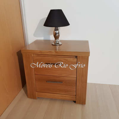 Móvel em madeira com três gavetas e candeeiro de mesa com abat-jour preto