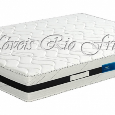 Colchão branco matelassado com faixa lateral preta e etiquetas azuis e brancas