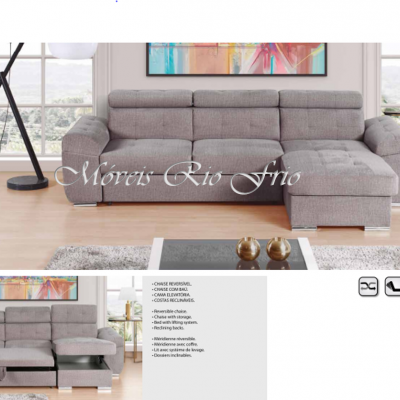 Sofá-cama cinzento com chaise longue e estofado acolchoado numa sala moderna