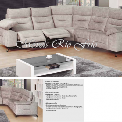 Sofá de canto modular cinza claro em sala com tapete e mesa de centro