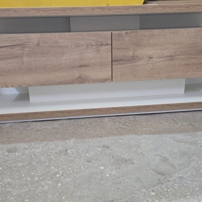 Móvel de madeira com acabamento em carvalho claro e estrutura branca