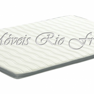 Colchão branco ondulado com borda cinza sobre fundo branco