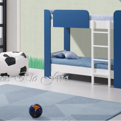 Beliche infantil azul e branco com escadote e bolas no chão