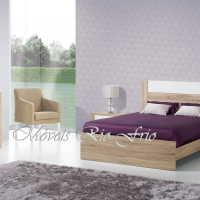 Conjunto de mobiliário de quarto em madeira clara com cama e mesas de cabeceira brancas, cómoda, espelho e candeeiros, em ambiente moderno