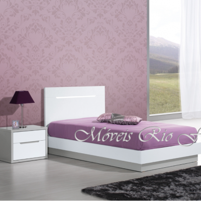 Quarto com cama de solteiro branca e decoração roxa com padrão floral na parede