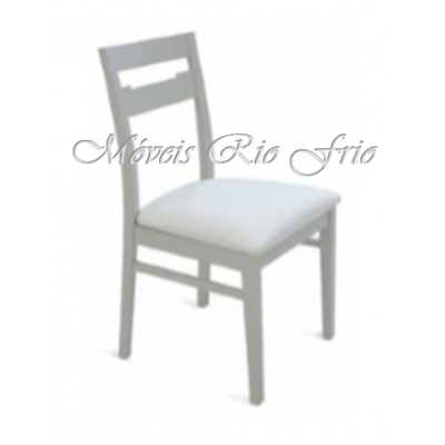 Cadeira de madeira branca com assento estofado cinza