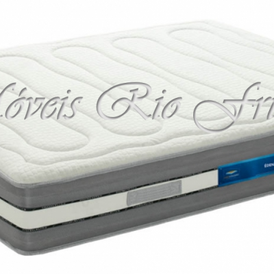 Colchão branco e cinzento com textura ondulada e etiqueta azul