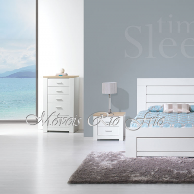 Quarto moderno com móveis brancos e vista para o mar ao fundo