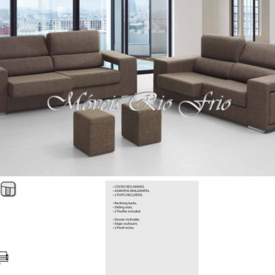 Conjunto de sofás castanhos em sala moderna com pufes e janelas grandes