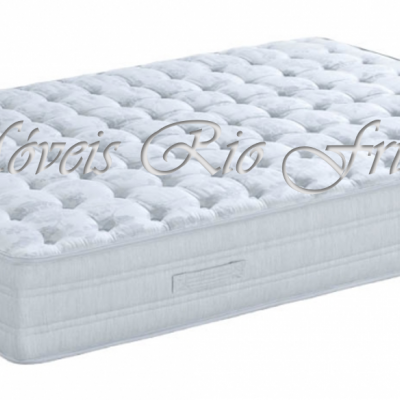 Colchão branco almofadado com alças laterais