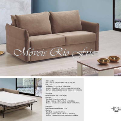 Sofá-cama castanho claro com almofadas em sala moderna com mesa e janelas grandes