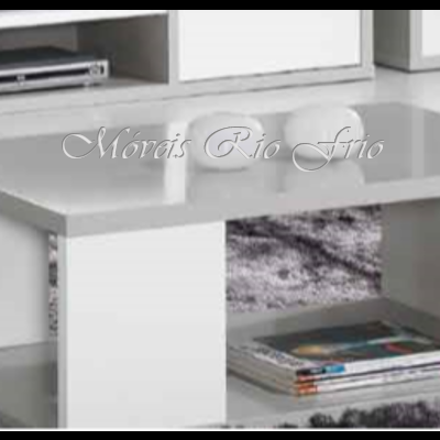 Mesa de centro branca com tampo de vidro cinzento e prateleira inferior com revistas