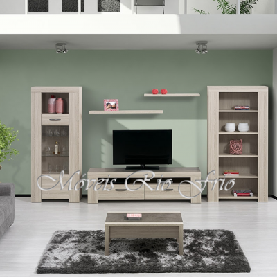 Sala de estar com móveis de madeira clara e sofá cinza