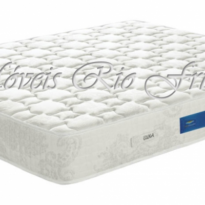 Colchão branco acolchoado com etiqueta azul e padrão floral nas laterais