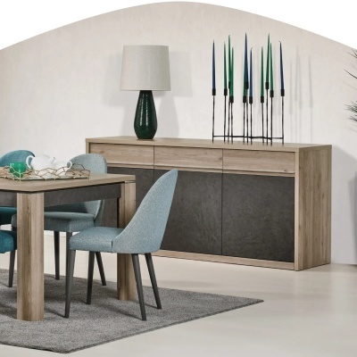 Sala de jantar com móvel aparador em madeira, cadeiras estofadas azuis e candeeiro