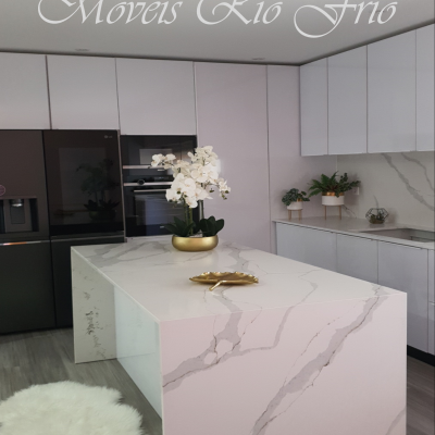 Cozinha moderna branca com ilha de mármore e frigorífico preto