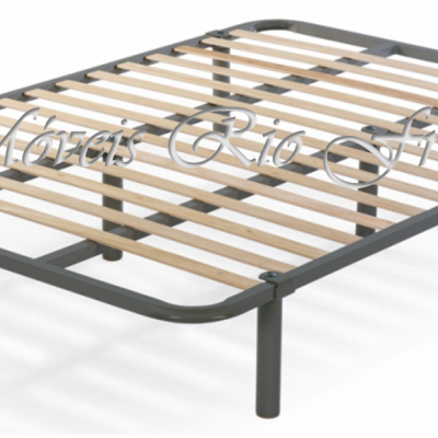 Estrado de cama metálico com ripas de madeira sobre fundo branco