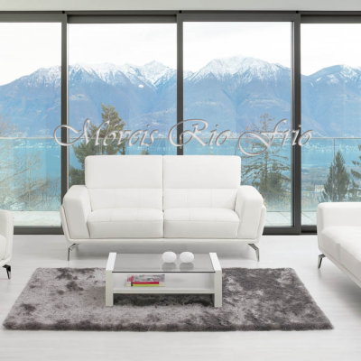 Sala de estar moderna com sofás brancos, mesa de centro e vista de montanhas nevadas