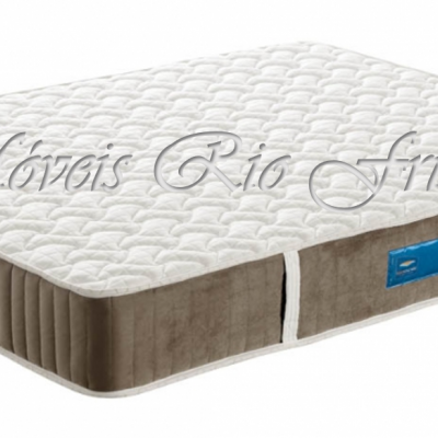 Colchão branco acolchoado com laterais bege e etiqueta azul