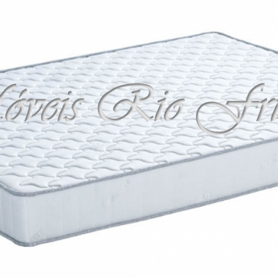 Colchão branco com padrão ondulado e texto 'Móveis Rio Frio'