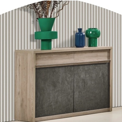 Aparador madeira clara com portas cinzentas e vasos decorativos em cima