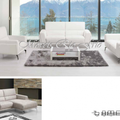 Conjunto de sofá branco em pele numa sala moderna com vista para montanhas