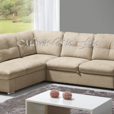 sofá chaise longue bege claro em sala moderna com cortina branca e mesa de centro