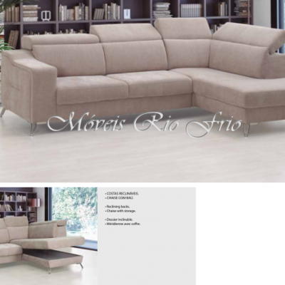 Sofá de canto bege claro em ambiente interior moderno iluminado