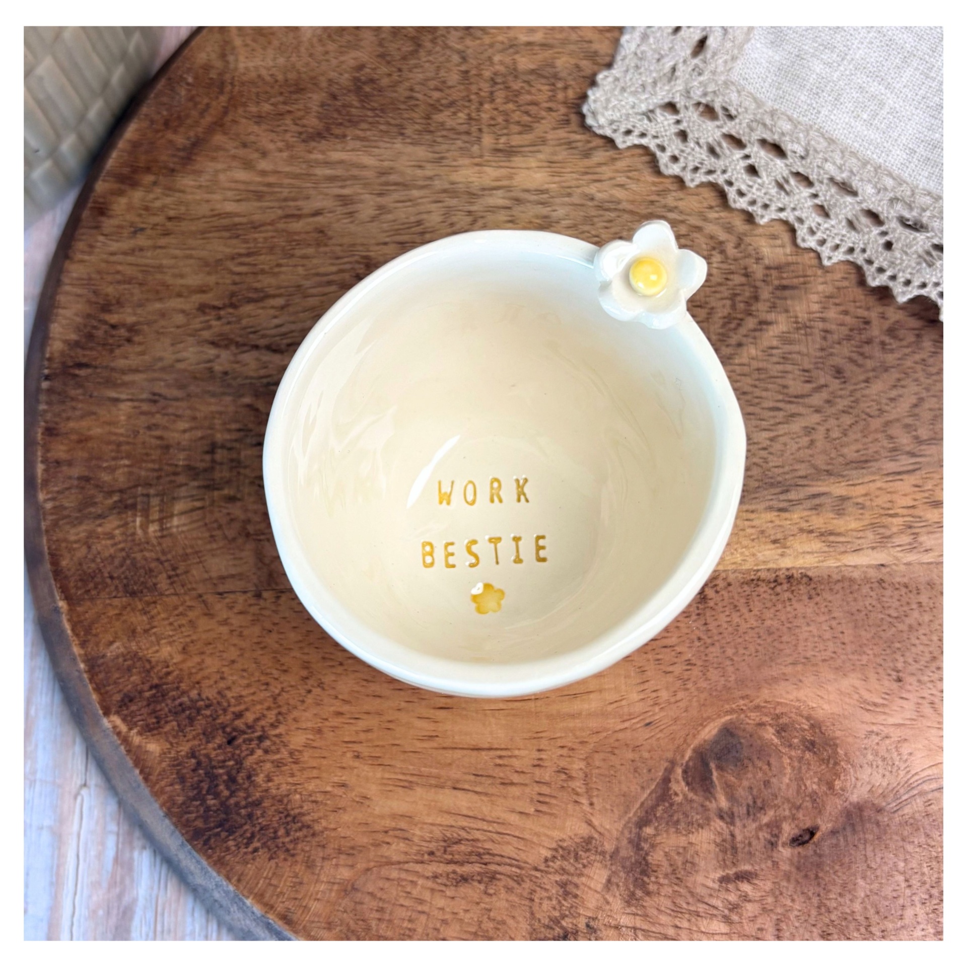 Copinho de Café Personalizado Taça cerâmica branca com flor decorativa na borda e texto WORK BESTIE no interior