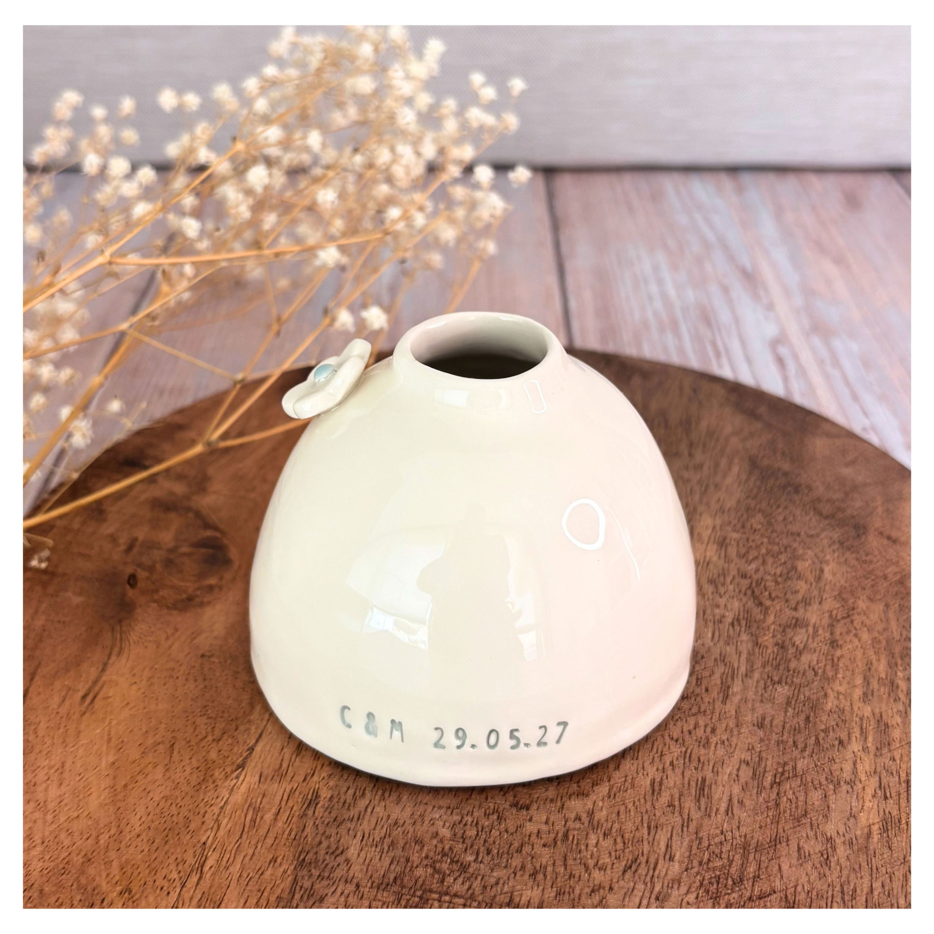 Jarrinha arredondada Personalizada Vaso cerâmico branco com flor em relevo e texto C&M 29.05.27