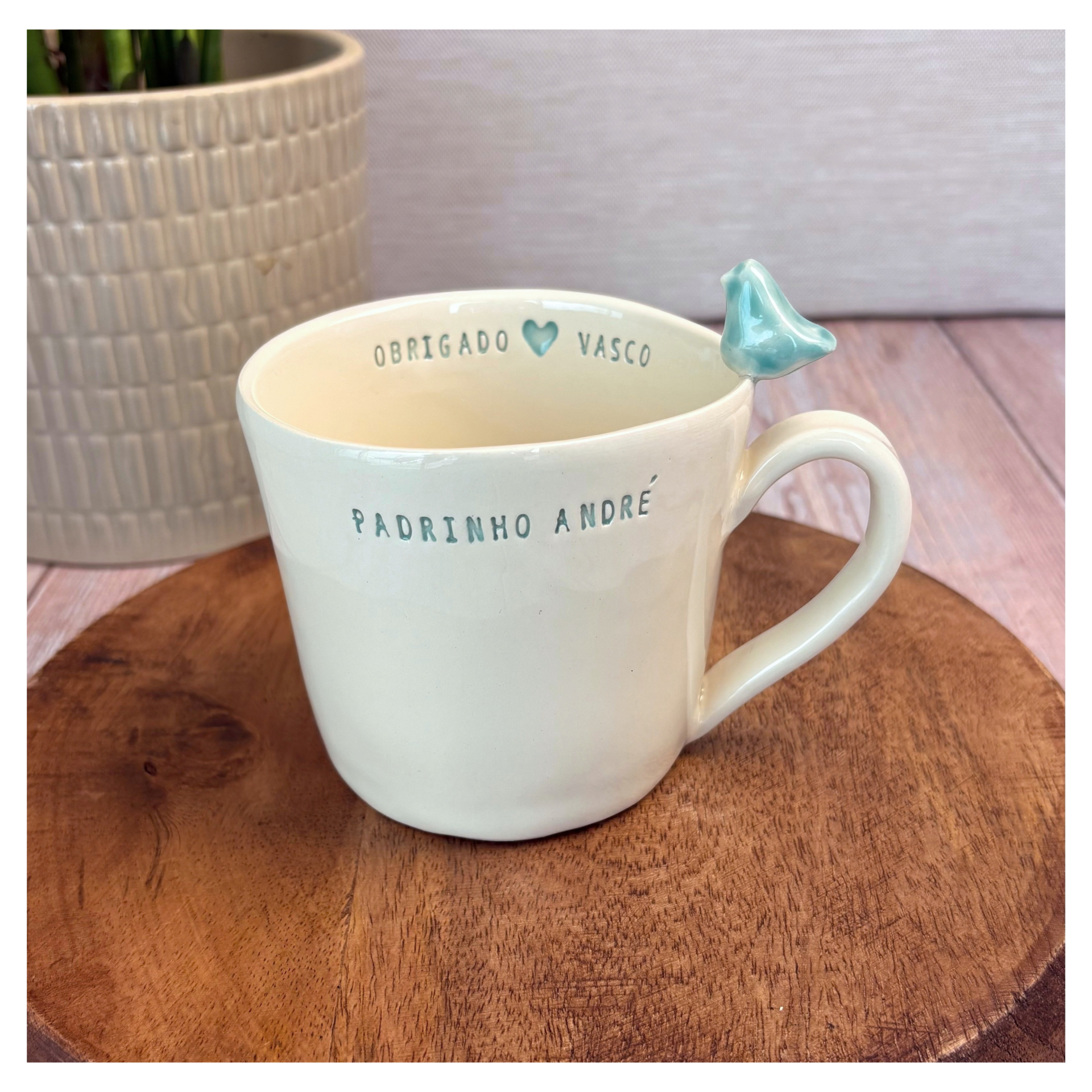 Caneca Personalizada Caneca branca com pássaro azul na pega e texto em azul sobre tábua de madeira