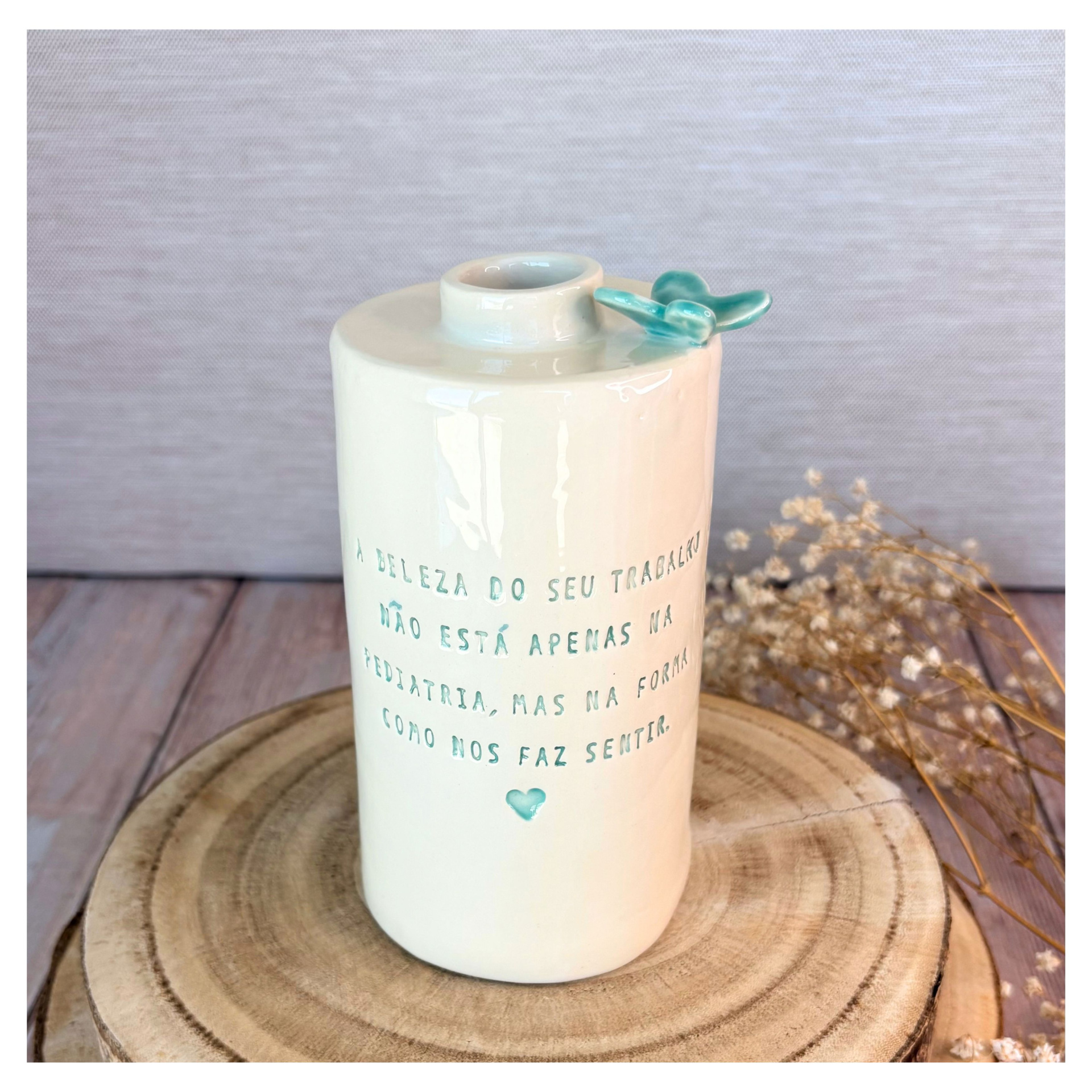 Jarra Média Personalizada Jarro cerâmico branco com texto verde e pássaro azul no topo sobre tronco de madeira